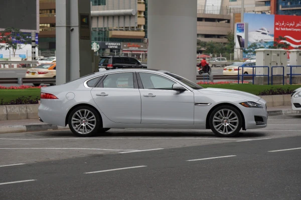  Weiß Jaguar XF Photo 3