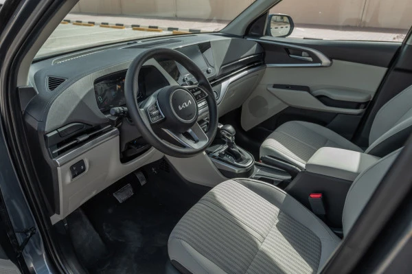  White KIA Carens Photo 8