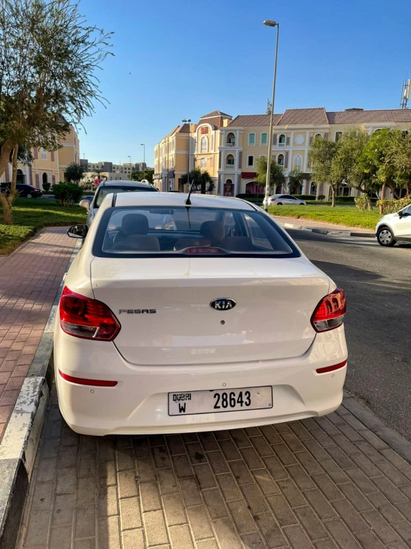  White KIA Pegas Photo 2