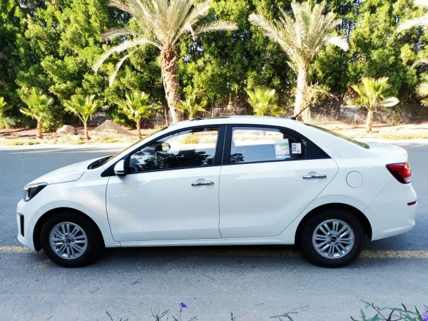  White KIA Pegas Photo 3