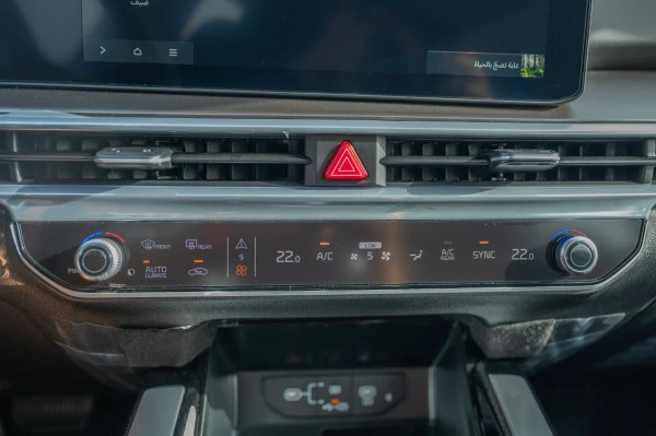  White KIA Seltos Photo 10