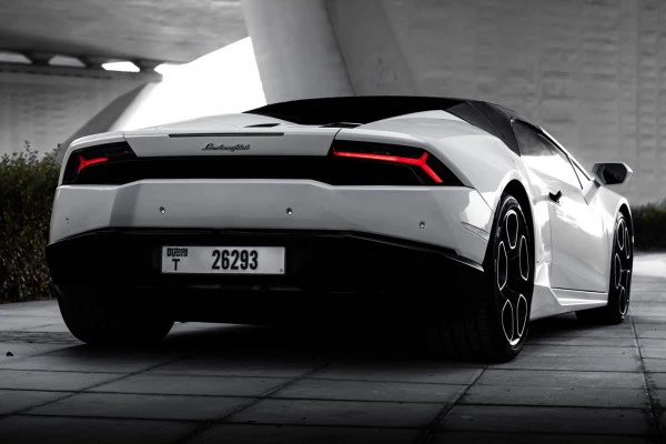  White Lamborghini Huracan Spyder Photo 4