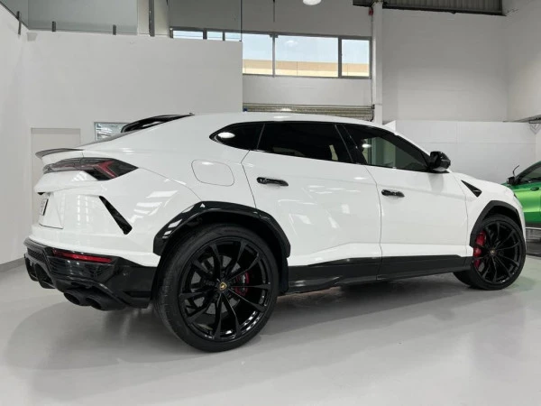  White Lamborghini Urus Photo 2