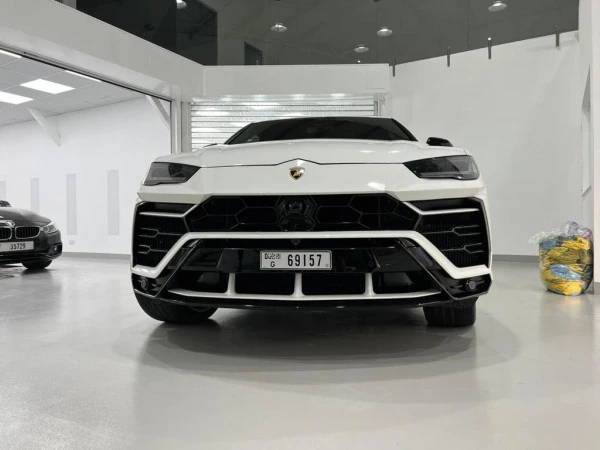  White Lamborghini Urus Photo 3