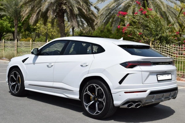  White Lamborghini Urus Photo 2