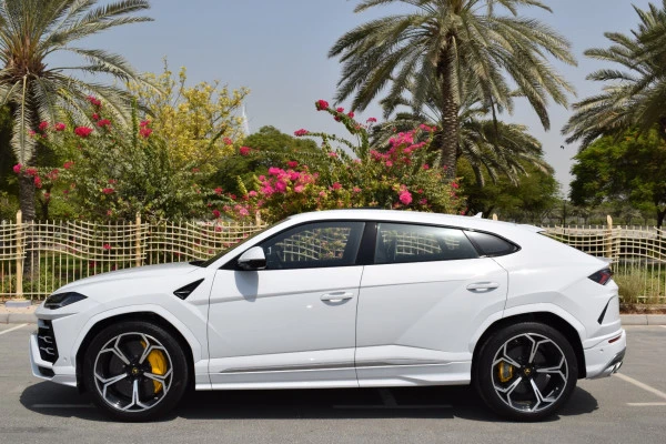  White Lamborghini Urus Photo 3