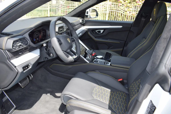  White Lamborghini Urus Photo 4