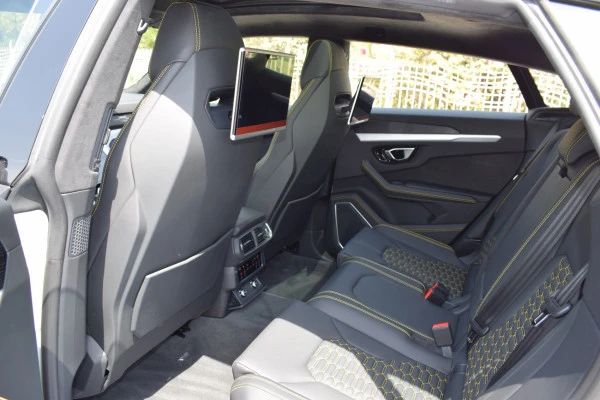  White Lamborghini Urus Photo 5