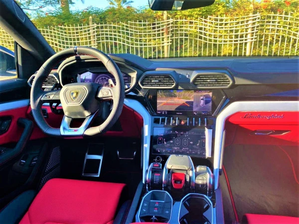  White Lamborghini Urus Photo 3