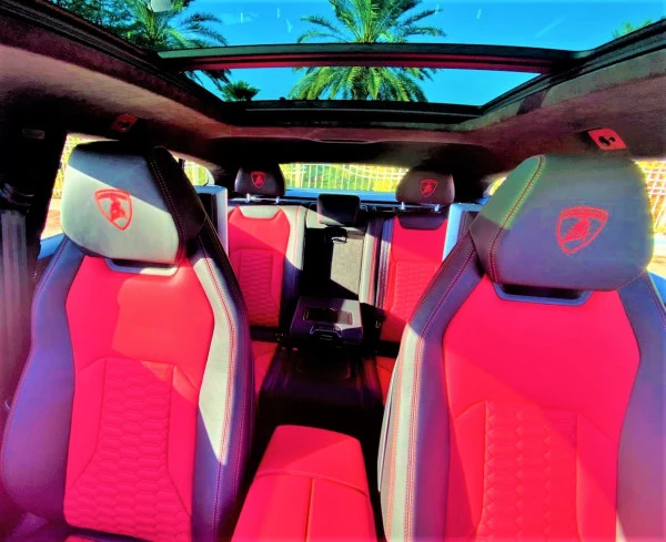  White Lamborghini Urus Photo 4