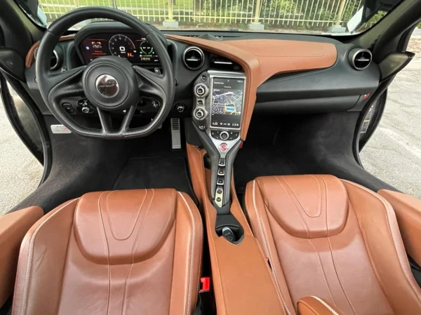  White McLaren 720 S Photo 4