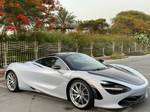  White McLaren 720 S Photo 5