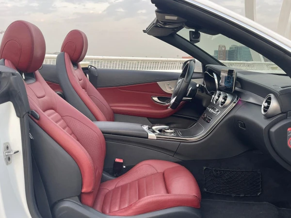  White Mercedes C Class Photo 4