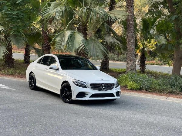  White Mercedes C Class Photo 2
