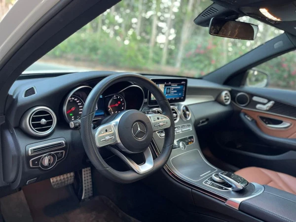  White Mercedes C Class Photo 3