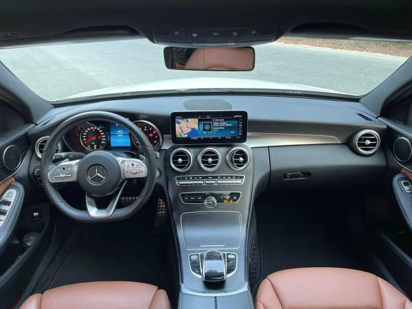  White Mercedes C Class Photo 4