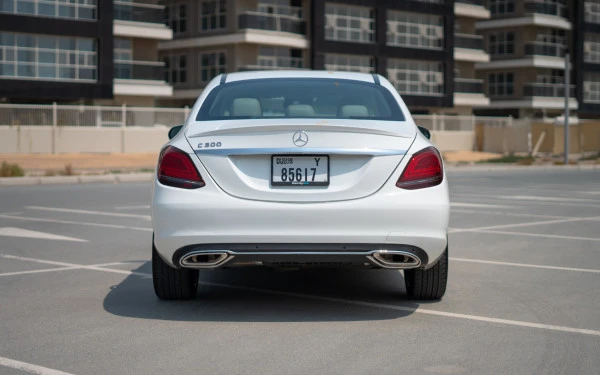  White Mercedes C300 Photo 3