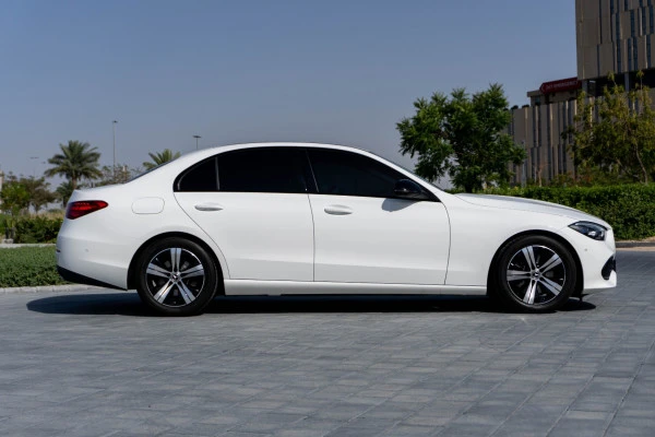  White Mercedes C200 Photo 2