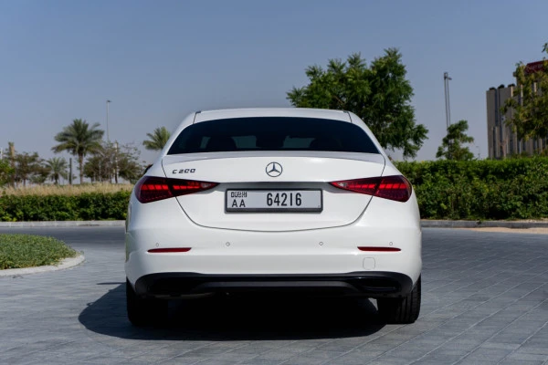  White Mercedes C200 Photo 4