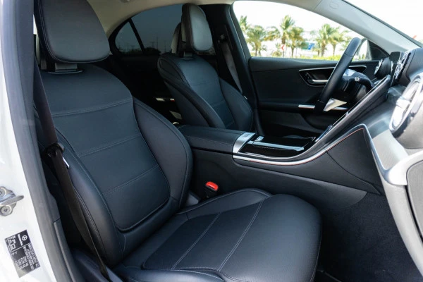  White Mercedes C200 Photo 6