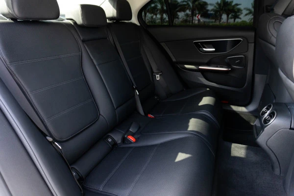  White Mercedes C200 Photo 8