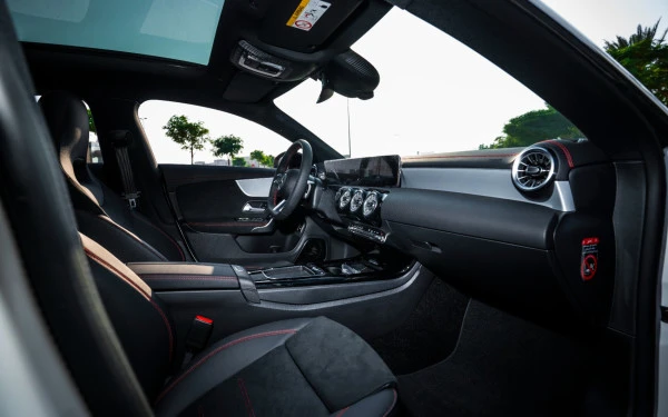  Blanc Mercedes CLA200 Photo 12