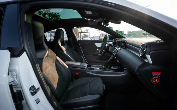  Blanc Mercedes CLA200 Photo 13