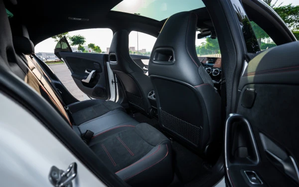  Blanc Mercedes CLA200 Photo 17