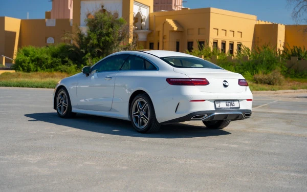  White Mercedes E450 AMG Photo 3