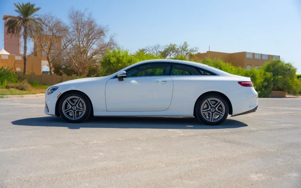  White Mercedes E450 AMG Photo 5