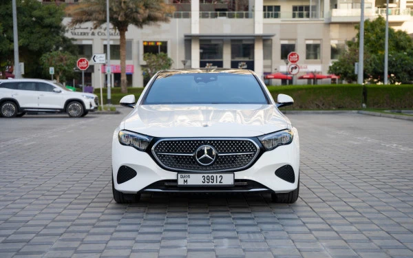  White Mercedes E200 Photo 2