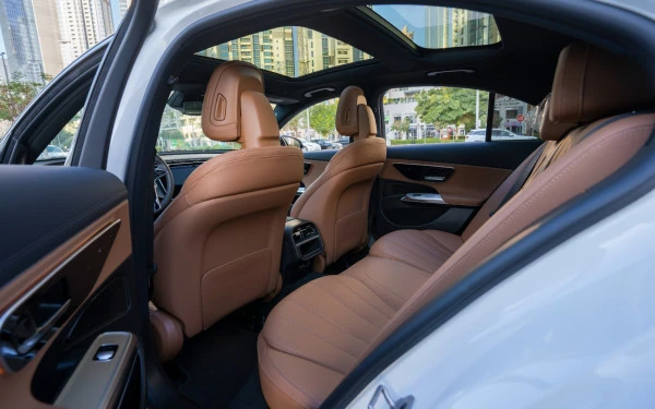  White Mercedes E200 Photo 7