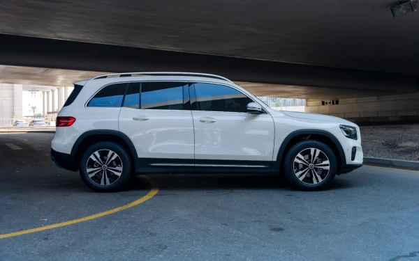  White Mercedes GLB 200 Photo 3