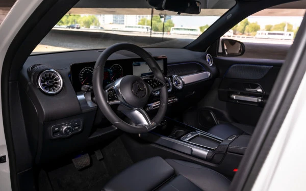  White Mercedes GLB 200 Photo 8