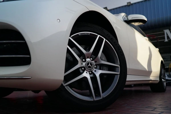  White Mercedes S Class Photo 3