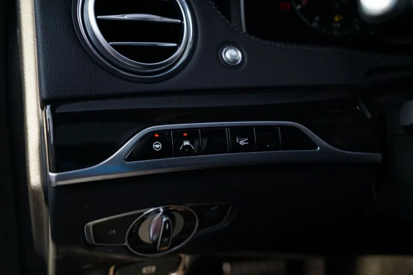  White Mercedes S Class Photo 4