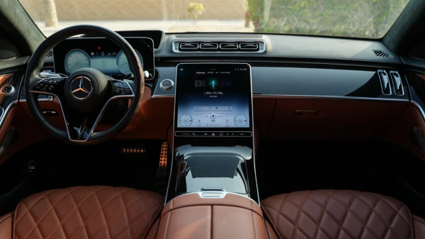  White Mercedes S580 Photo 3