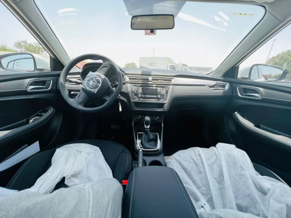  White MG5 2022 Photo 3