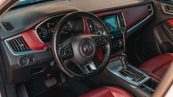  White MG RX5 Photo 3