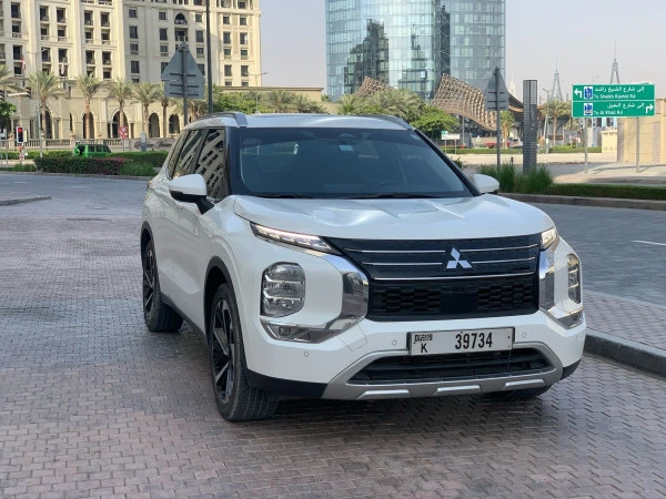  White Mitsubishi Outlander Photo 5