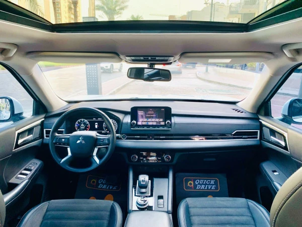  White Mitsubishi Outlander Photo 6