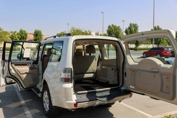  White Mitsubishi Pajero Photo 2