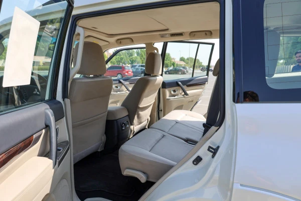  White Mitsubishi Pajero Photo 3