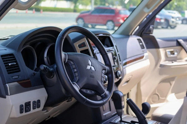  White Mitsubishi Pajero Photo 4