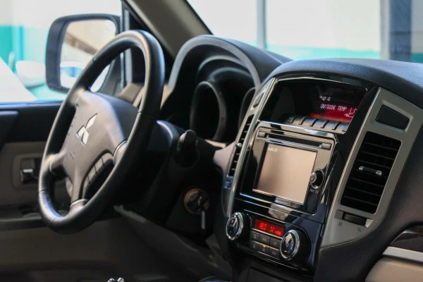  White Mitsubishi Pajero Photo 5