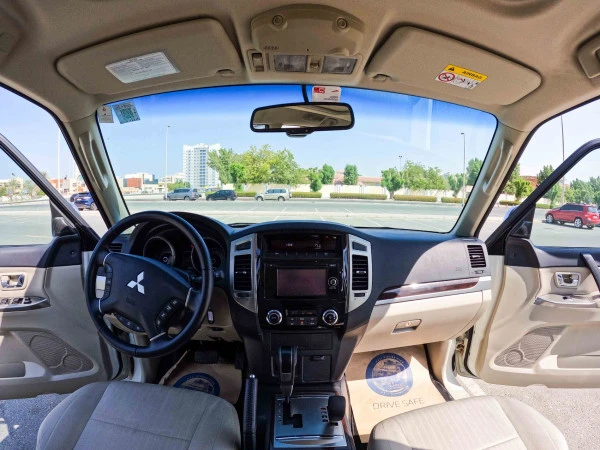  White Mitsubishi Pajero Photo 6