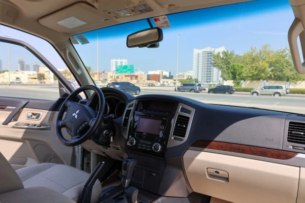  White Mitsubishi Pajero Photo 7
