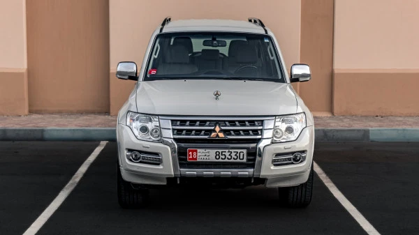  White Mitsubishi Pajero Photo 2