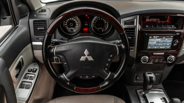  White Mitsubishi Pajero Photo 3