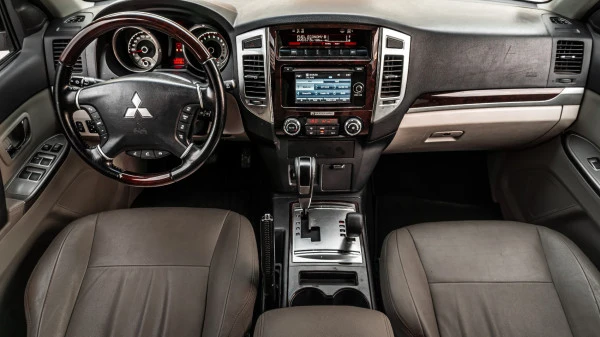  White Mitsubishi Pajero Photo 4